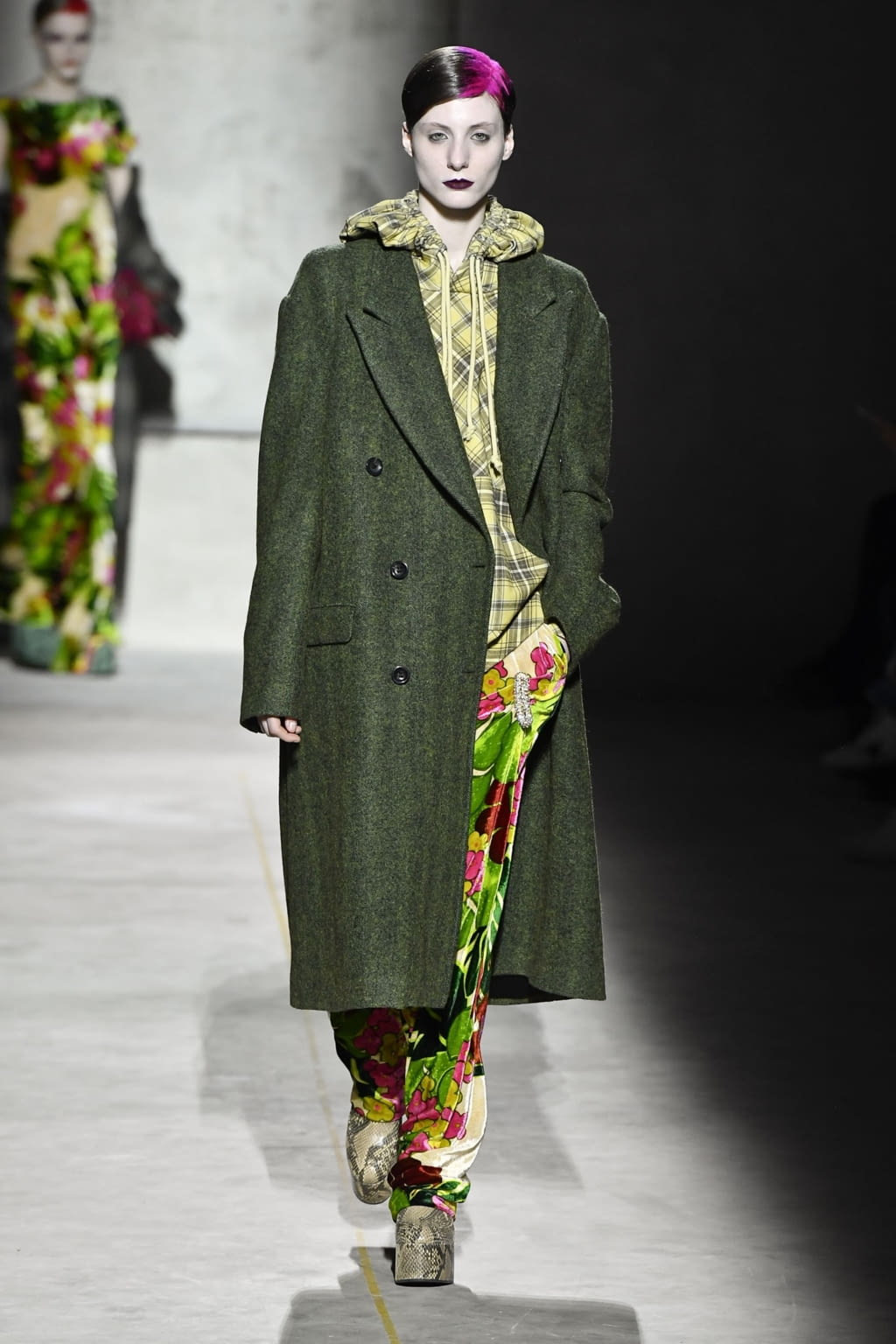 Fashion Week Paris Fall/Winter 2020 look 2 from the Dries Van Noten collection 女装
