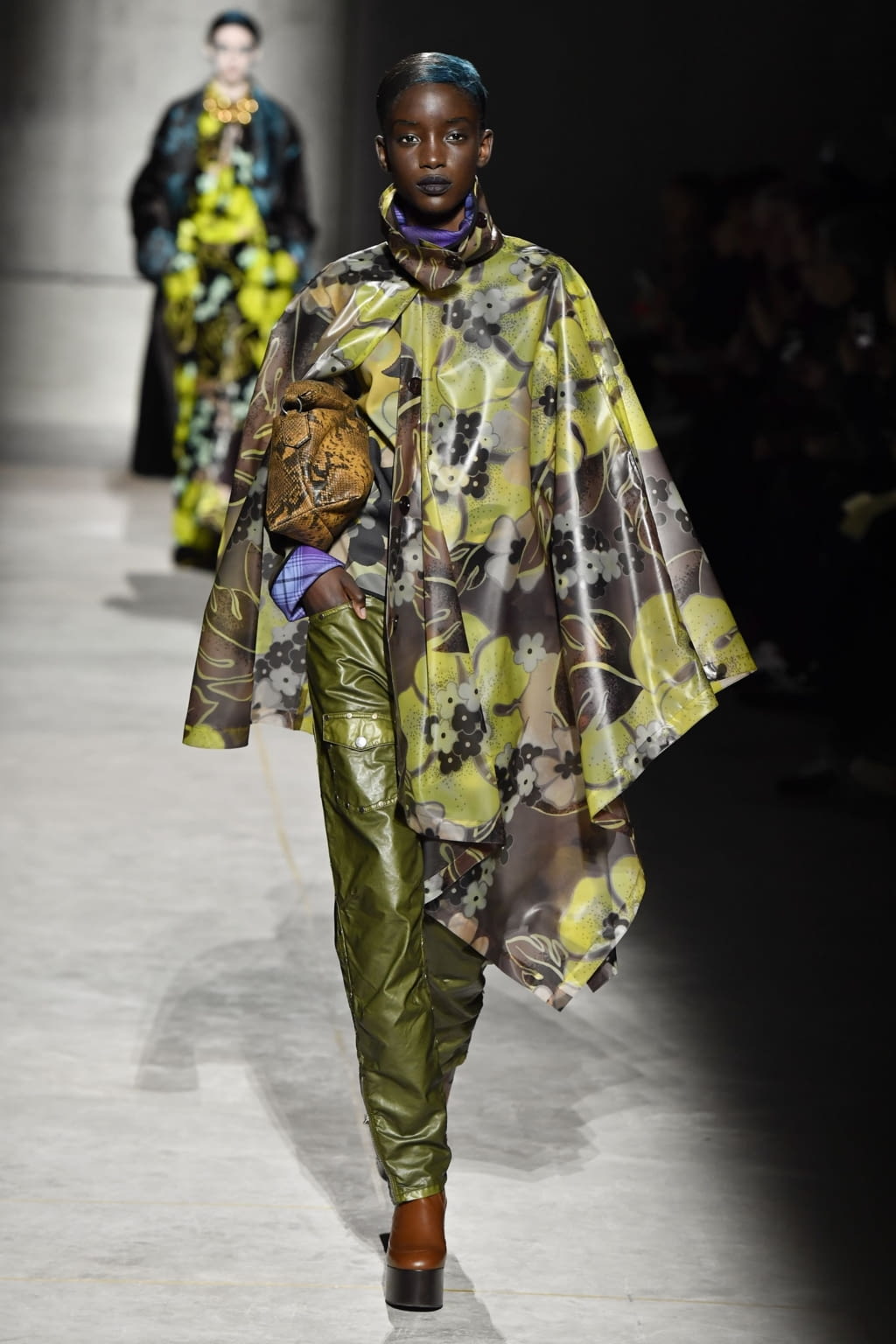 Fashion Week Paris Fall/Winter 2020 look 13 from the Dries Van Noten collection 女装