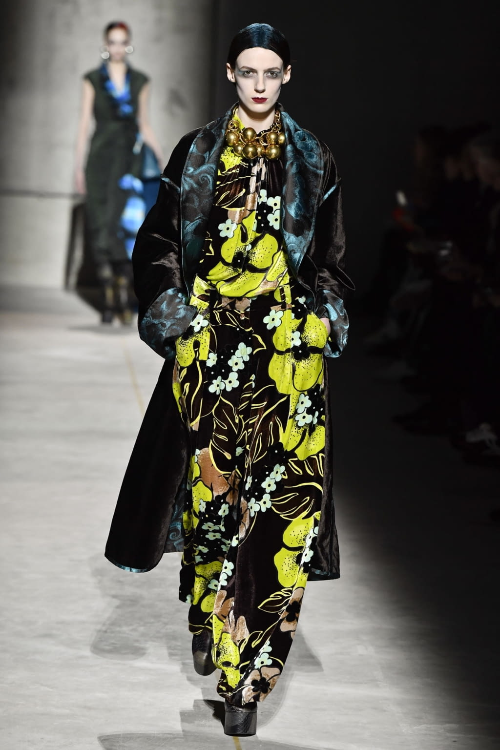 Fashion Week Paris Fall/Winter 2020 look 14 from the Dries Van Noten collection womenswear