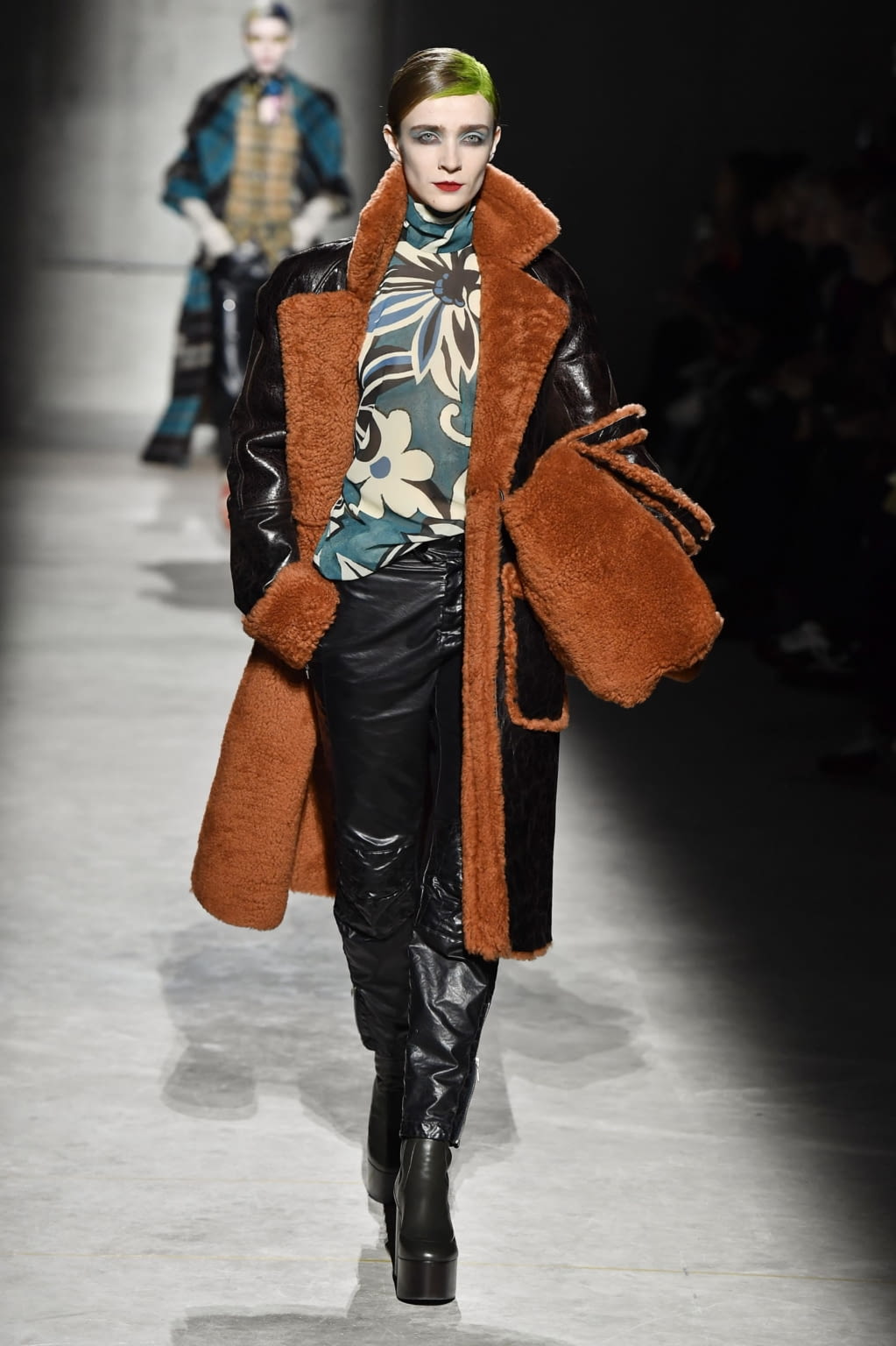 Fashion Week Paris Fall/Winter 2020 look 17 from the Dries Van Noten collection womenswear