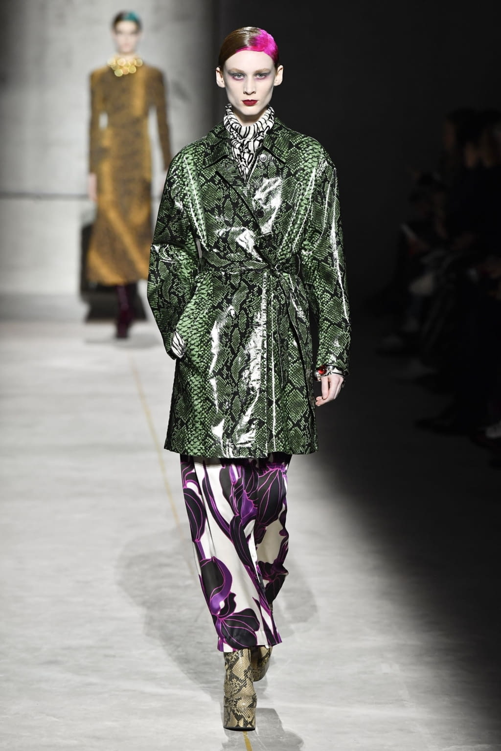 Fashion Week Paris Fall/Winter 2020 look 33 from the Dries Van Noten collection 女装
