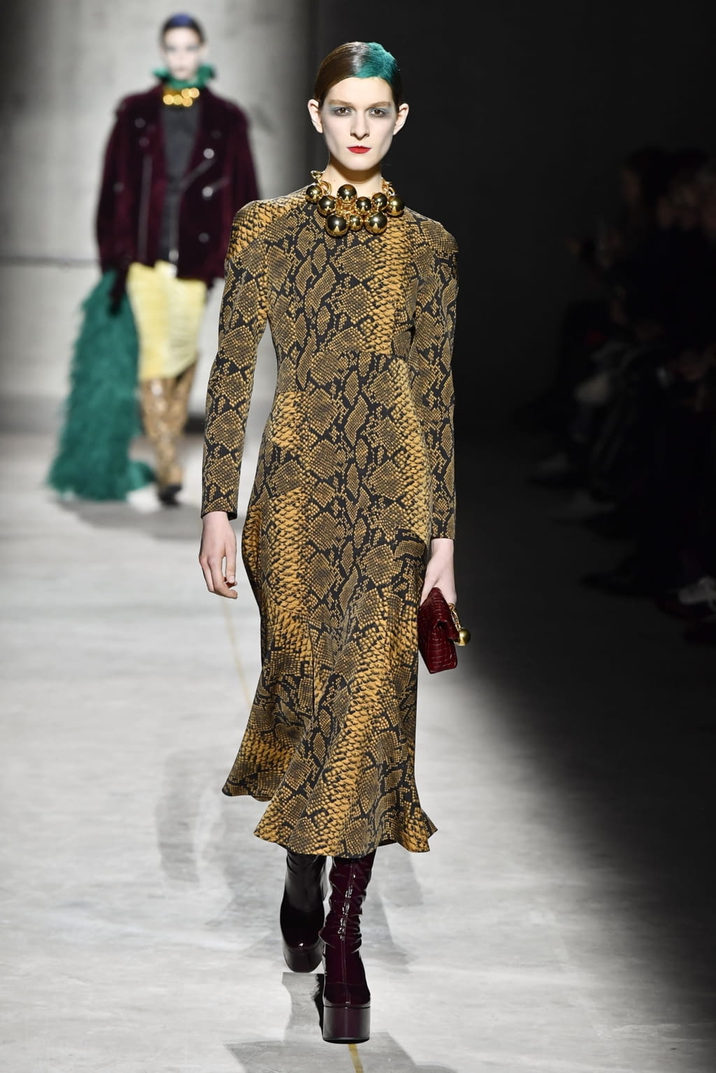 Fashion Week Paris Fall/Winter 2020 look 34 from the Dries Van Noten collection 女装