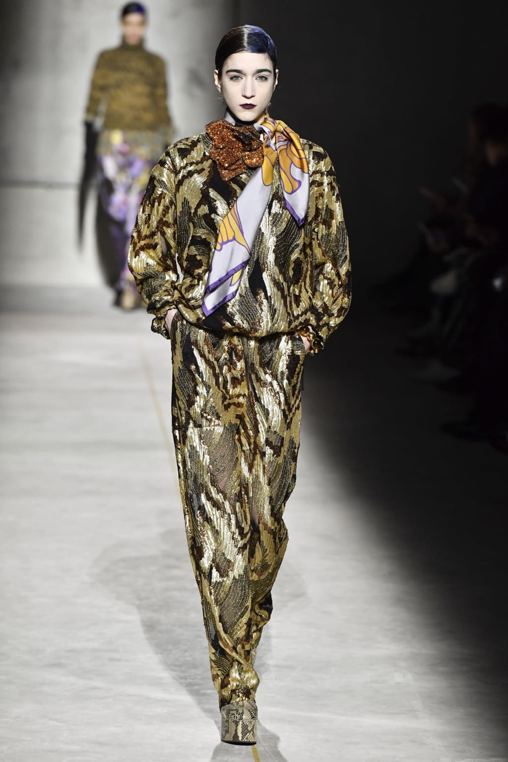 Fashion Week Paris Fall/Winter 2020 look 46 from the Dries Van Noten collection 女装