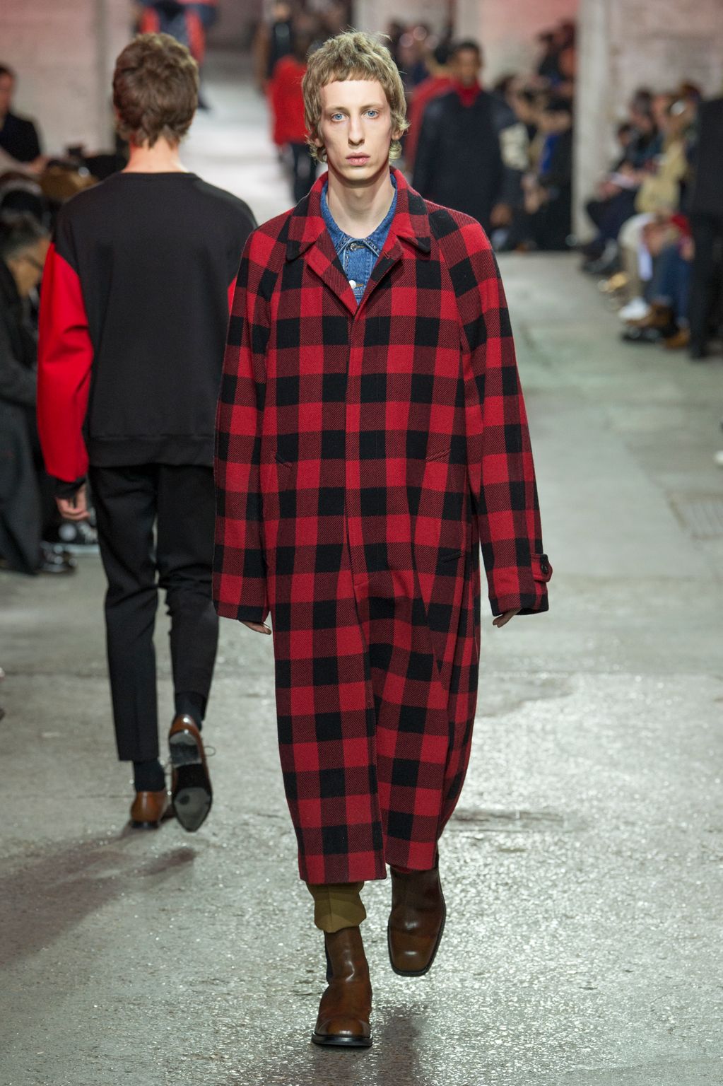 Fashion Week Paris Fall/Winter 2017 look 43 from the Dries Van Noten collection 男装
