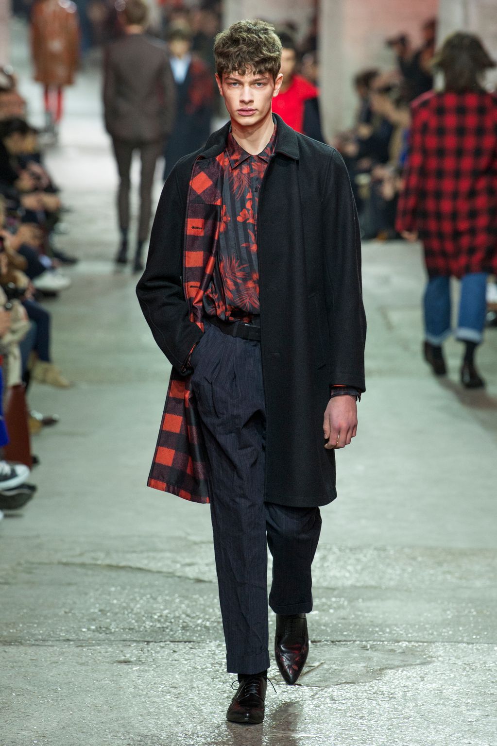 Fashion Week Paris Fall/Winter 2017 look 53 from the Dries Van Noten collection menswear