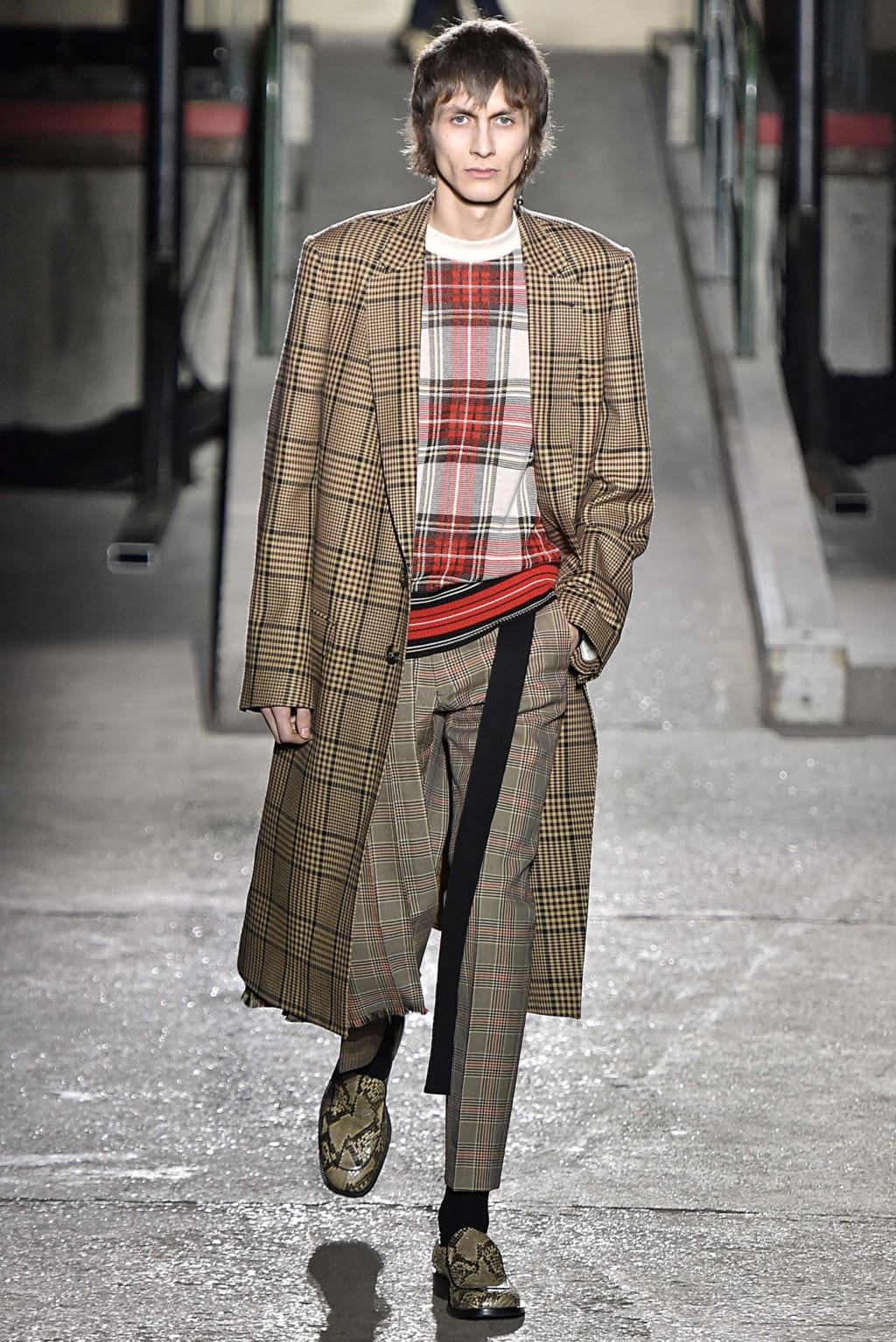Fashion Week Paris Fall/Winter 2018 look 1 from the Dries Van Noten collection menswear