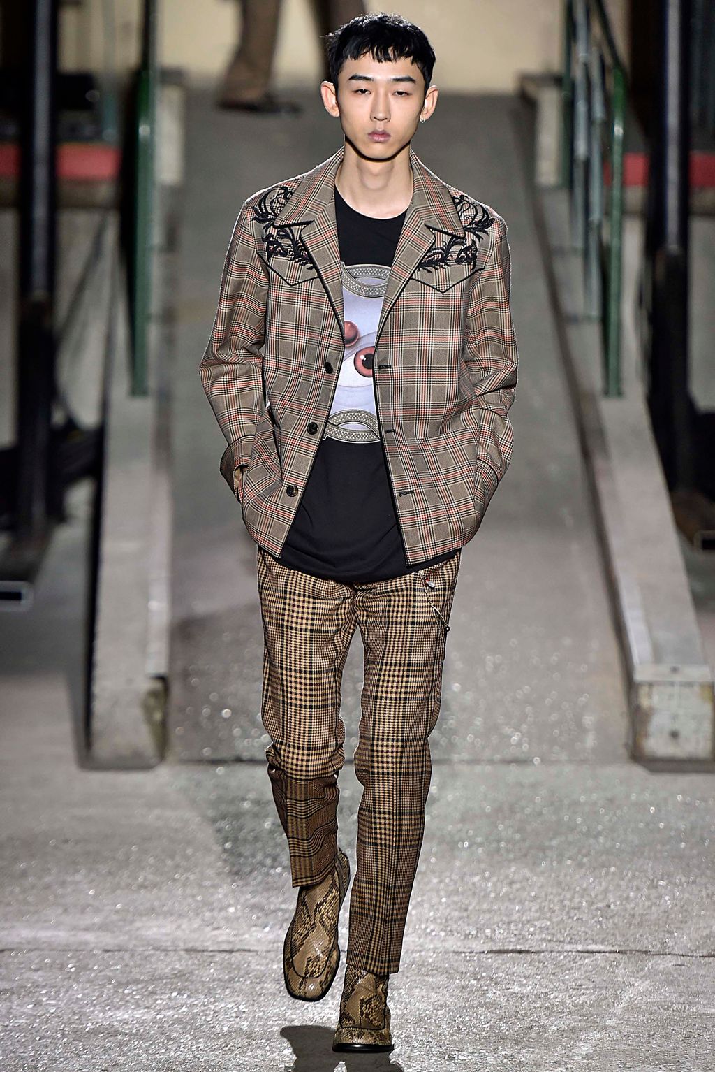 Fashion Week Paris Fall/Winter 2018 look 3 from the Dries Van Noten collection 男装