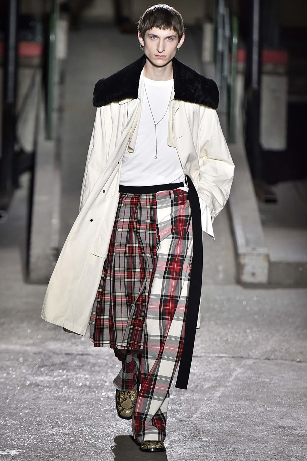 Fashion Week Paris Fall/Winter 2018 look 7 de la collection Dries Van Noten menswear