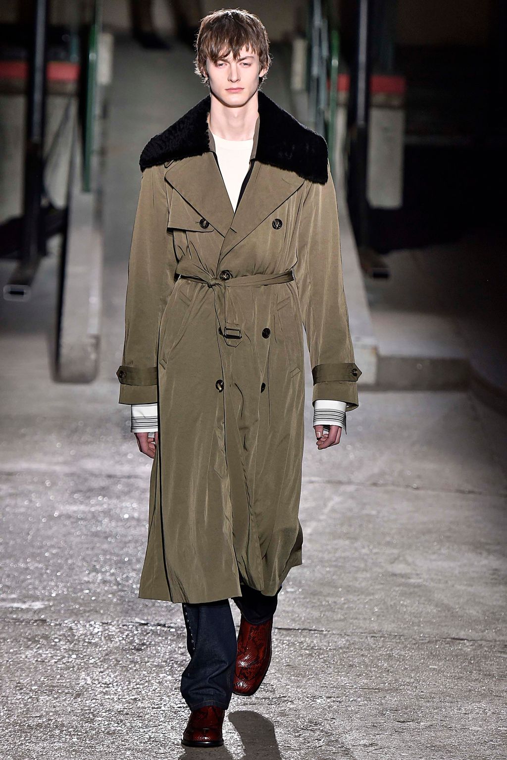 Fashion Week Paris Fall/Winter 2018 look 12 from the Dries Van Noten collection menswear