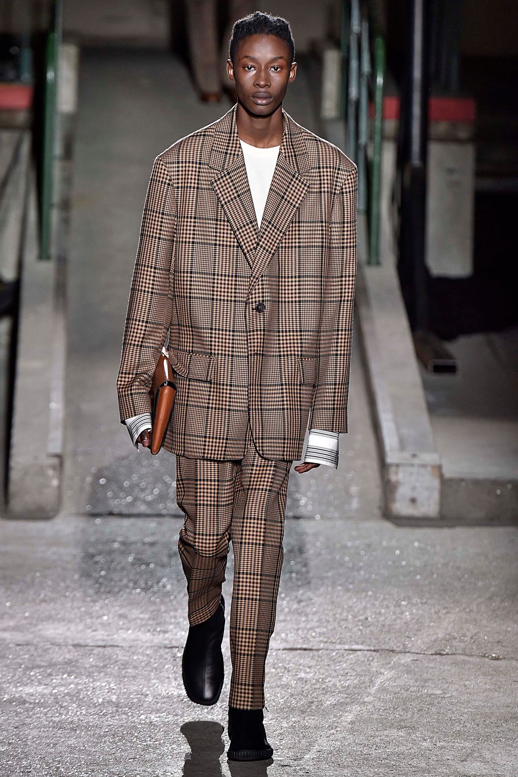 Fashion Week Paris Fall/Winter 2018 look 13 from the Dries Van Noten collection menswear
