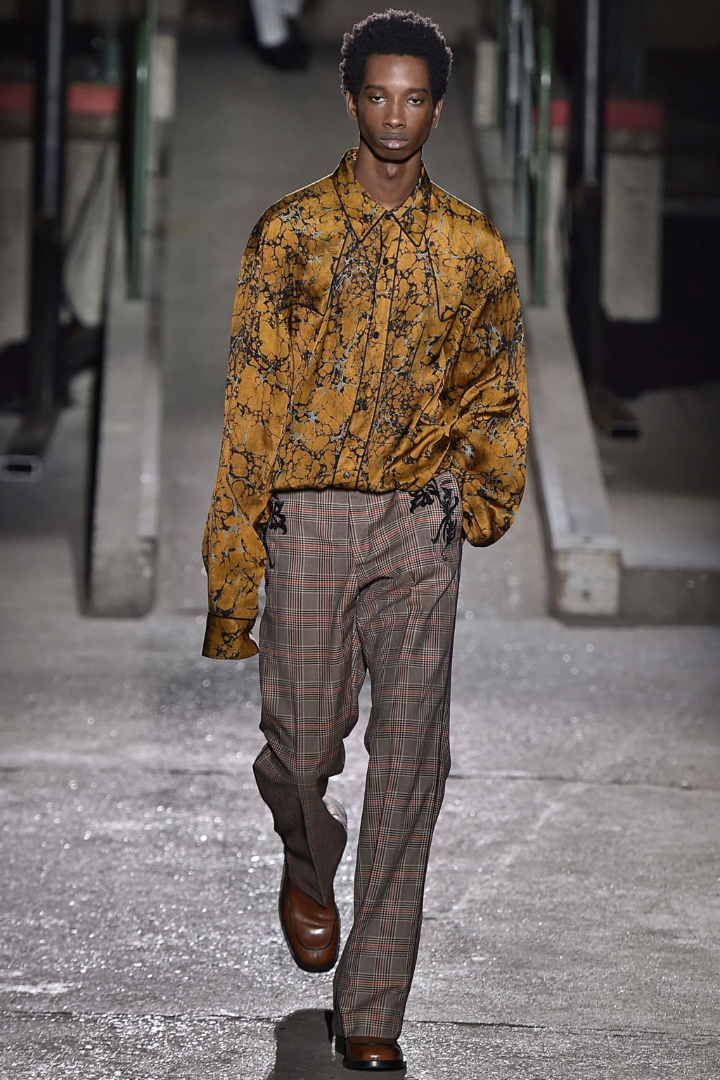 Fashion Week Paris Fall/Winter 2018 look 14 from the Dries Van Noten collection menswear