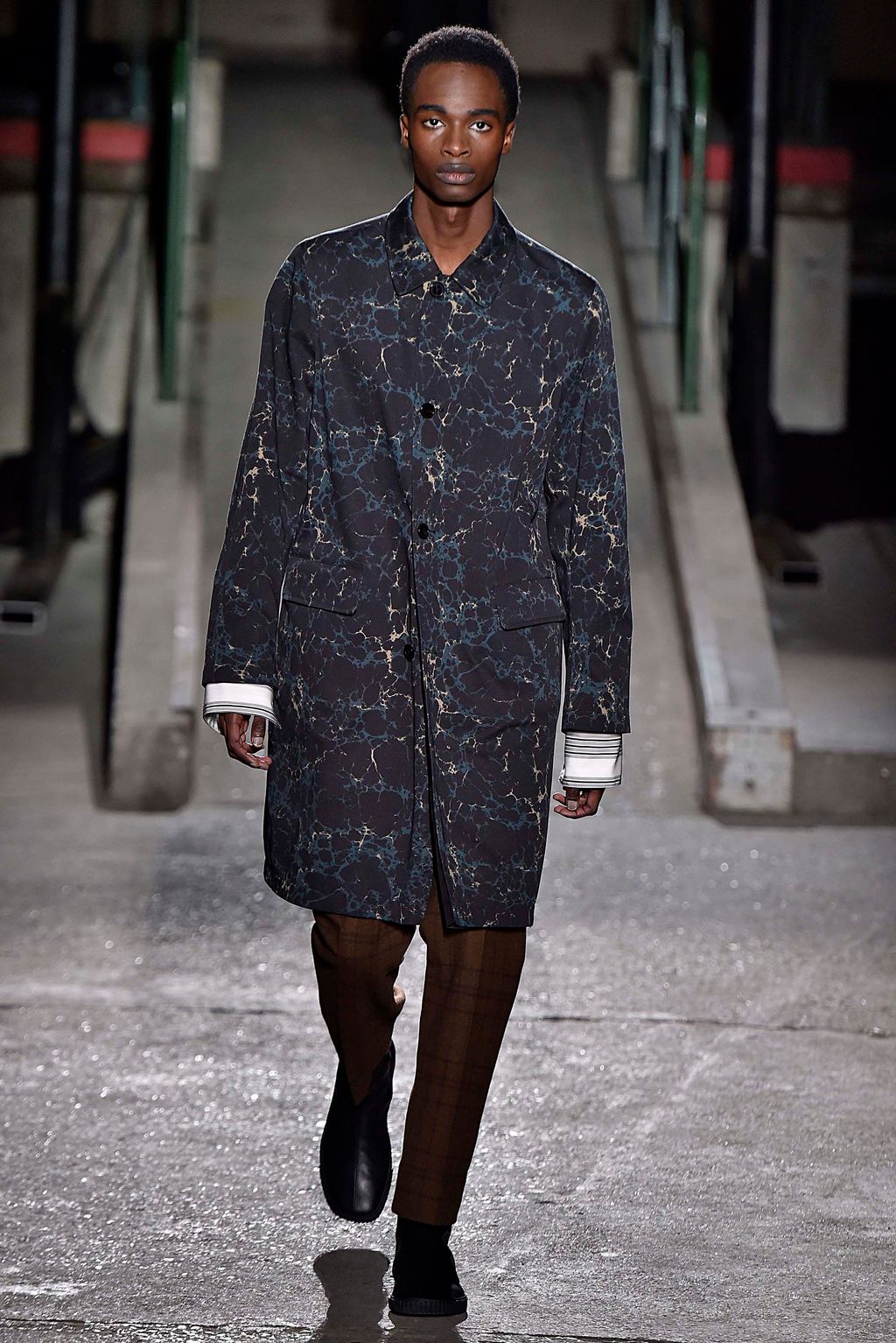 Fashion Week Paris Fall/Winter 2018 look 17 from the Dries Van Noten collection menswear