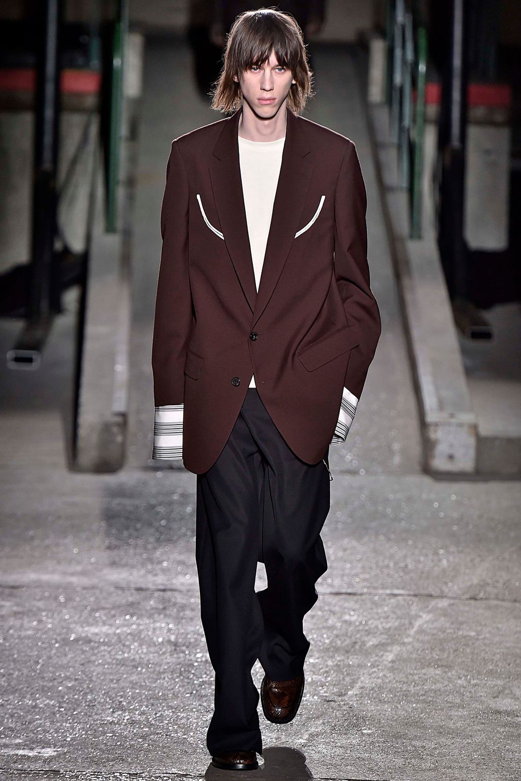 Fashion Week Paris Fall/Winter 2018 look 24 from the Dries Van Noten collection menswear