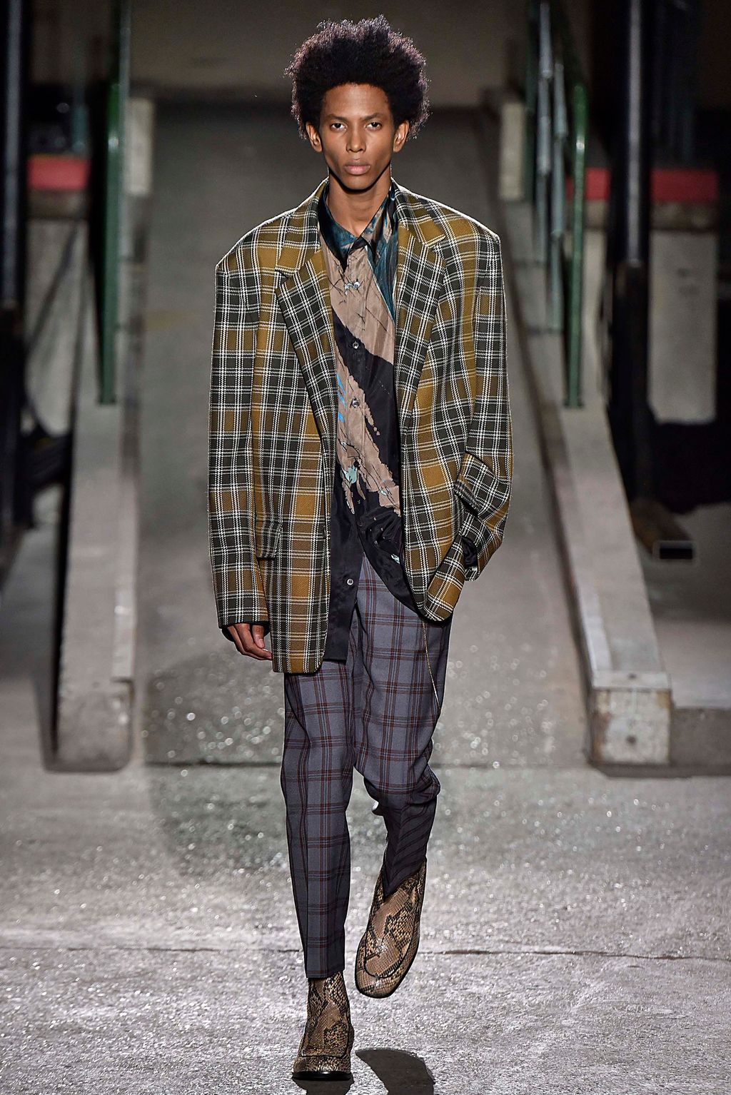 Fashion Week Paris Fall/Winter 2018 look 32 from the Dries Van Noten collection menswear