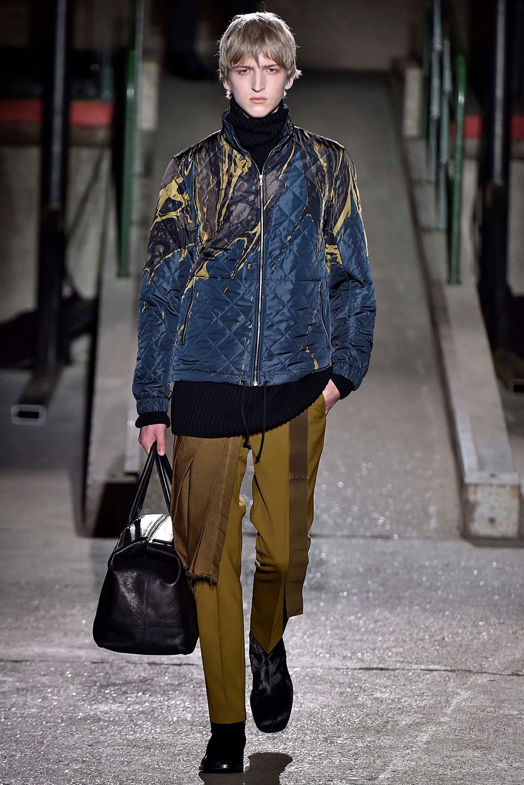 Fashion Week Paris Fall/Winter 2018 look 33 from the Dries Van Noten collection 男装
