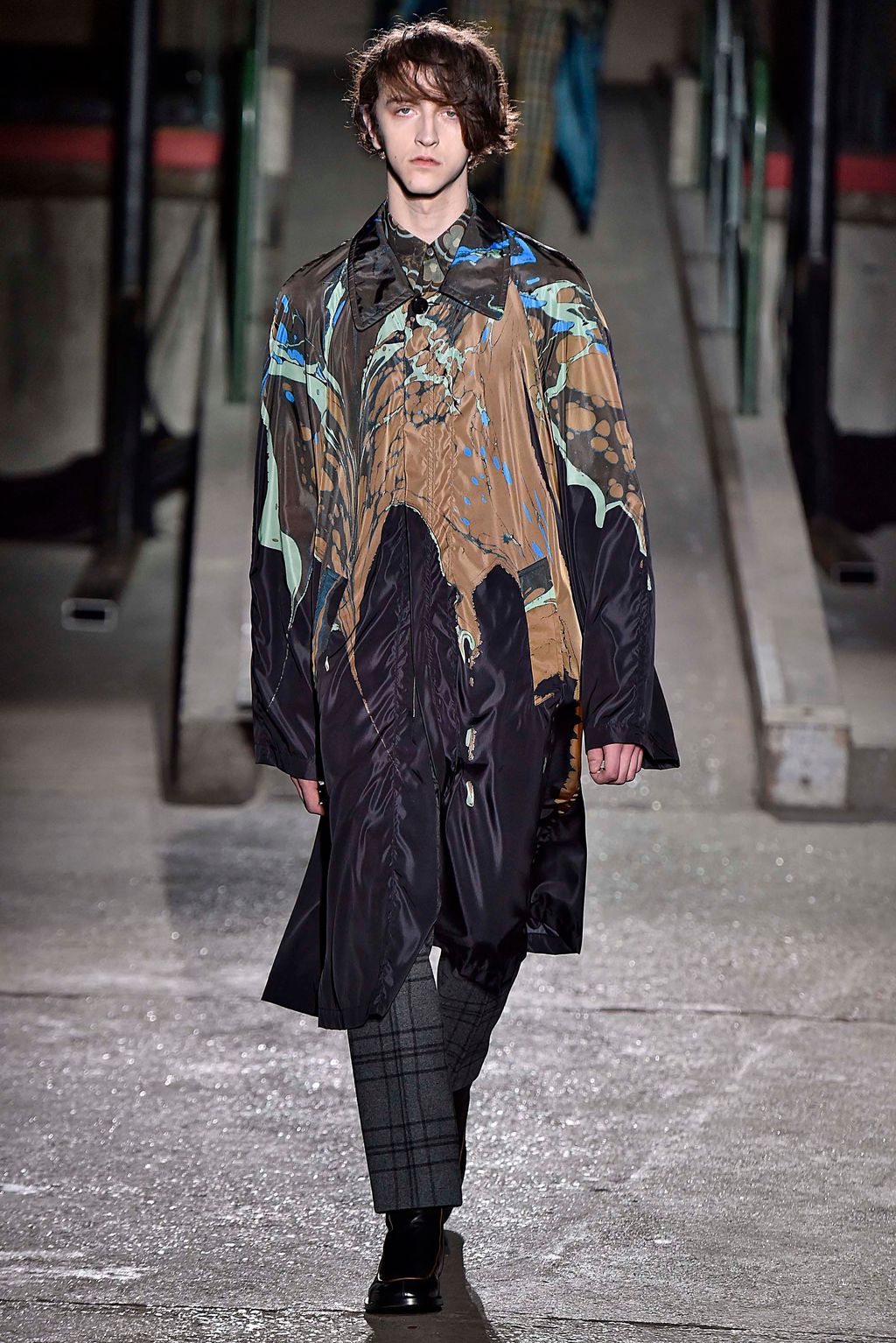 Fashion Week Paris Fall/Winter 2018 look 34 from the Dries Van Noten collection menswear