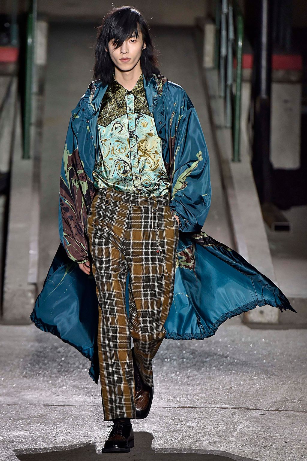 Fashion Week Paris Fall/Winter 2018 look 35 from the Dries Van Noten collection menswear