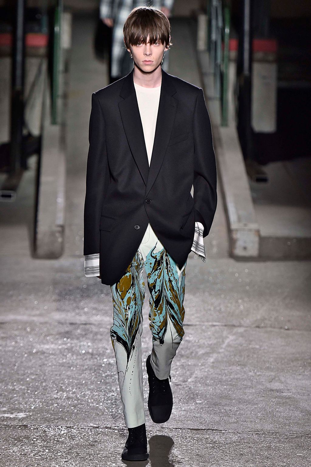 Fashion Week Paris Fall/Winter 2018 look 38 from the Dries Van Noten collection menswear