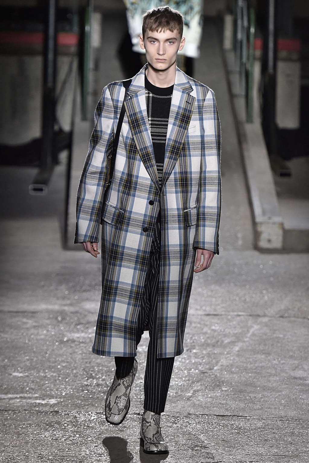 Fashion Week Paris Fall/Winter 2018 look 39 from the Dries Van Noten collection menswear