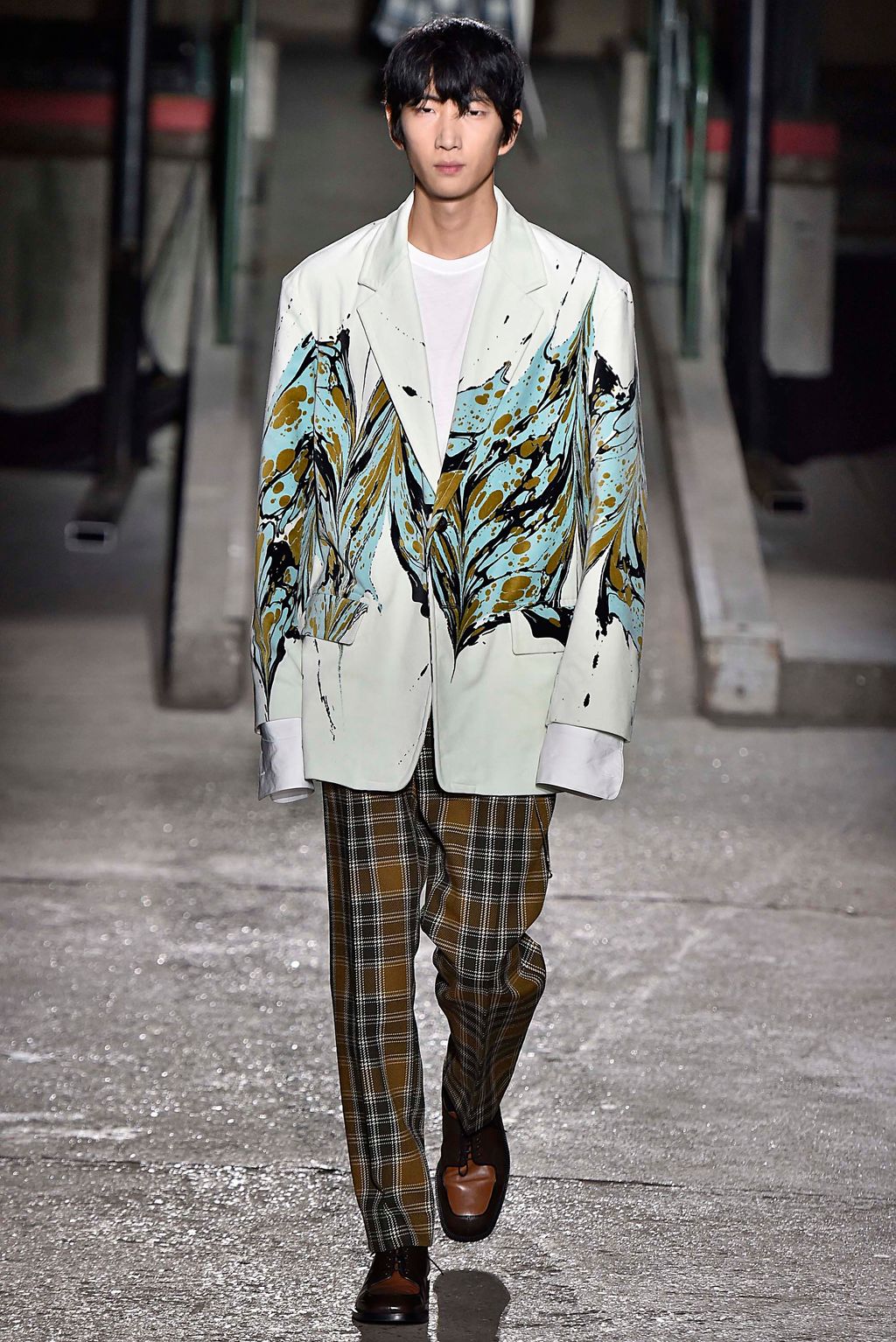 Fashion Week Paris Fall/Winter 2018 look 40 from the Dries Van Noten collection 男装