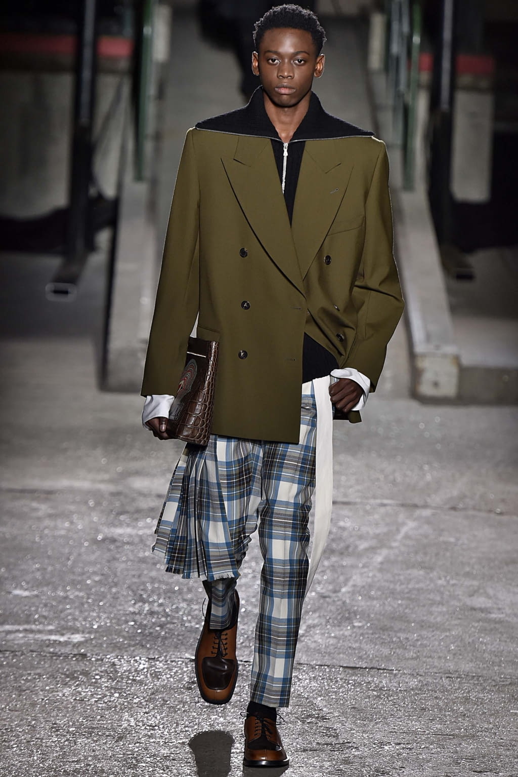 Fashion Week Paris Fall/Winter 2018 look 41 from the Dries Van Noten collection menswear