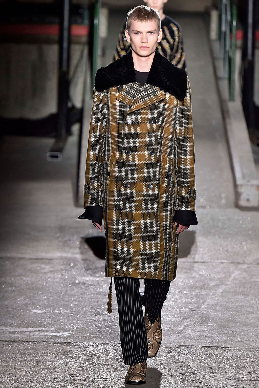 Fashion Week Paris Fall/Winter 2018 look 46 from the Dries Van Noten collection menswear
