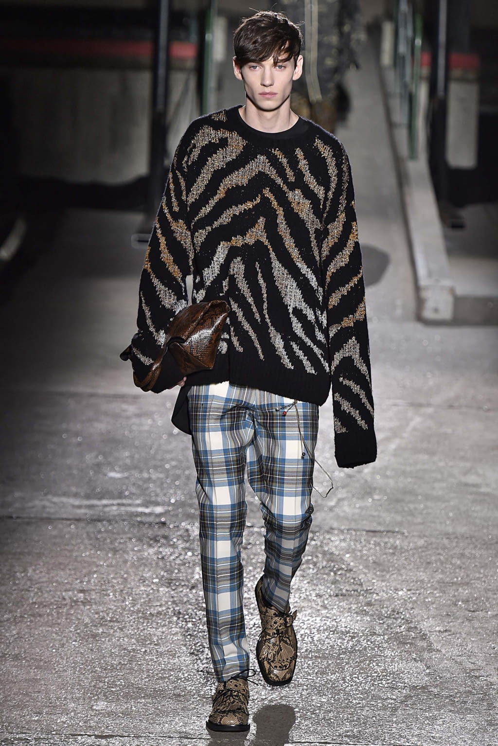 Fashion Week Paris Fall/Winter 2018 look 47 from the Dries Van Noten collection menswear