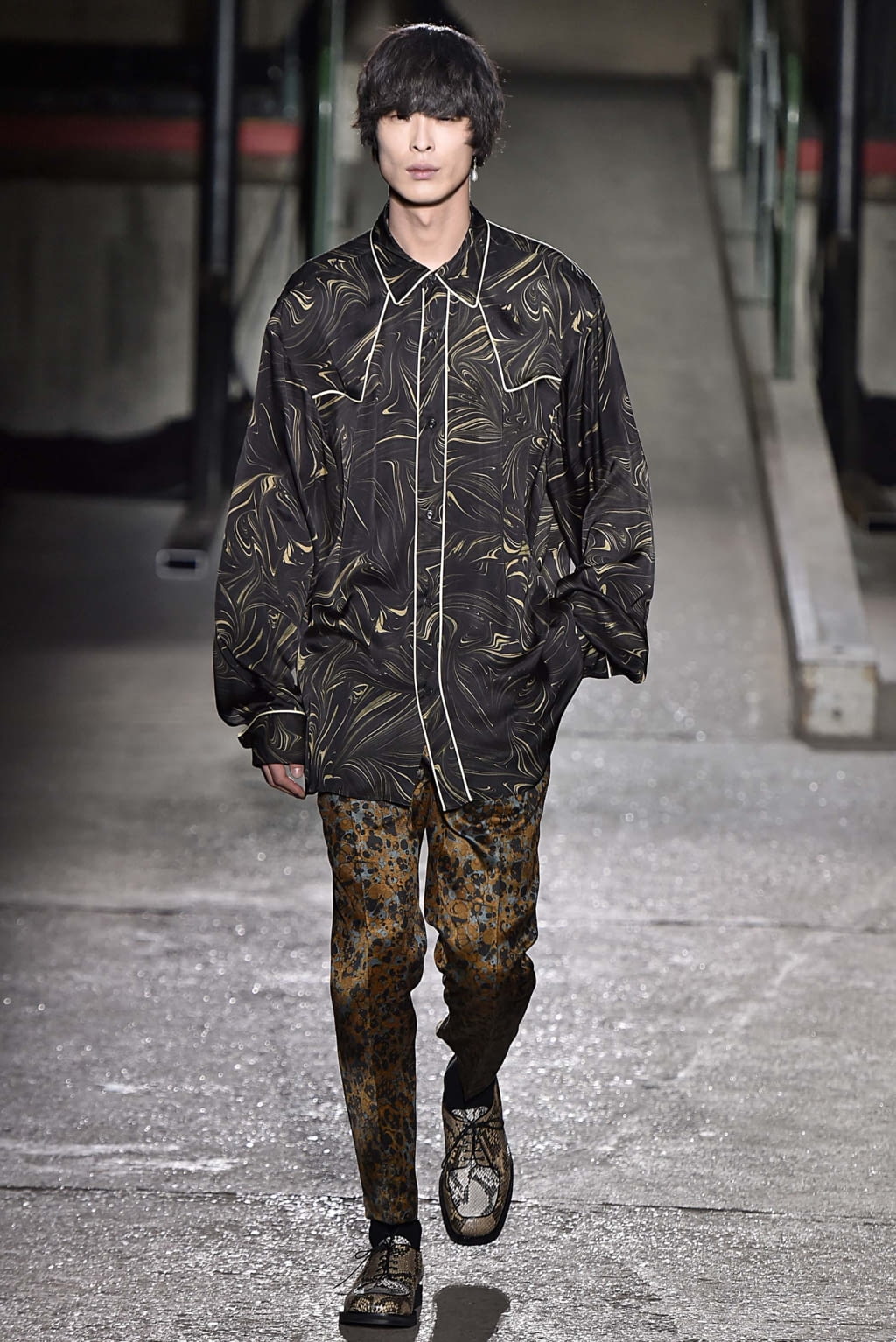 Fashion Week Paris Fall/Winter 2018 look 48 from the Dries Van Noten collection 男装