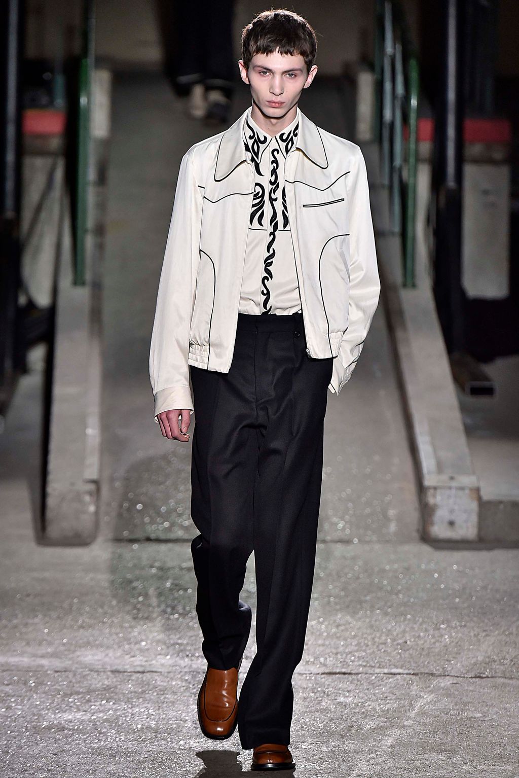 Fashion Week Paris Fall/Winter 2018 look 49 from the Dries Van Noten collection 男装