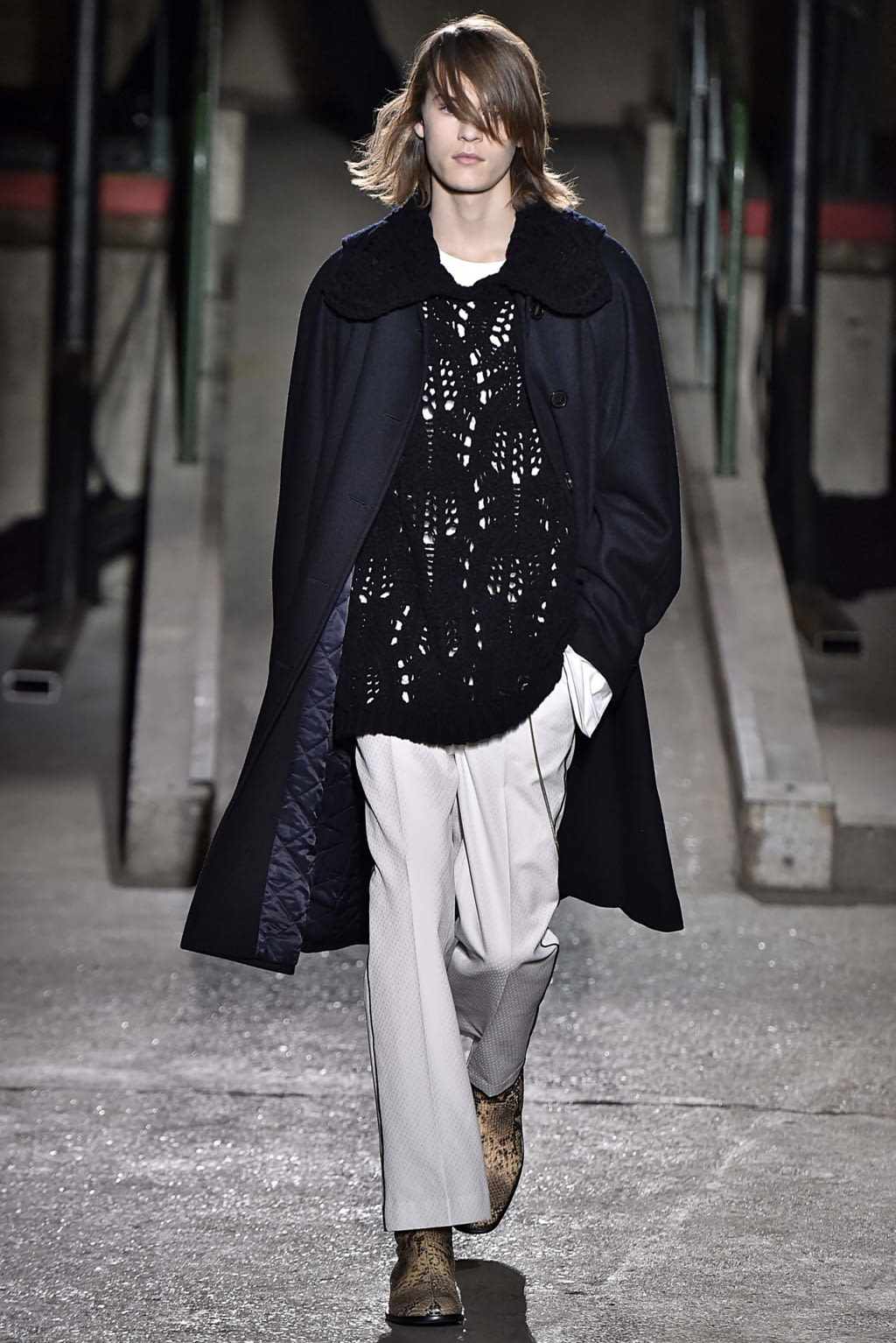 Fashion Week Paris Fall/Winter 2018 look 56 from the Dries Van Noten collection 男装