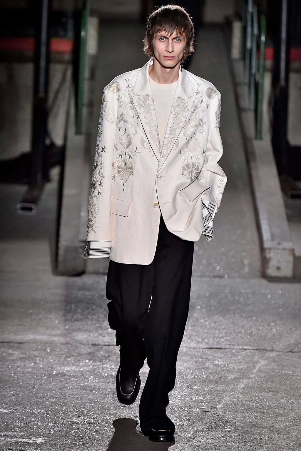 Fashion Week Paris Fall/Winter 2018 look 57 from the Dries Van Noten collection 男装