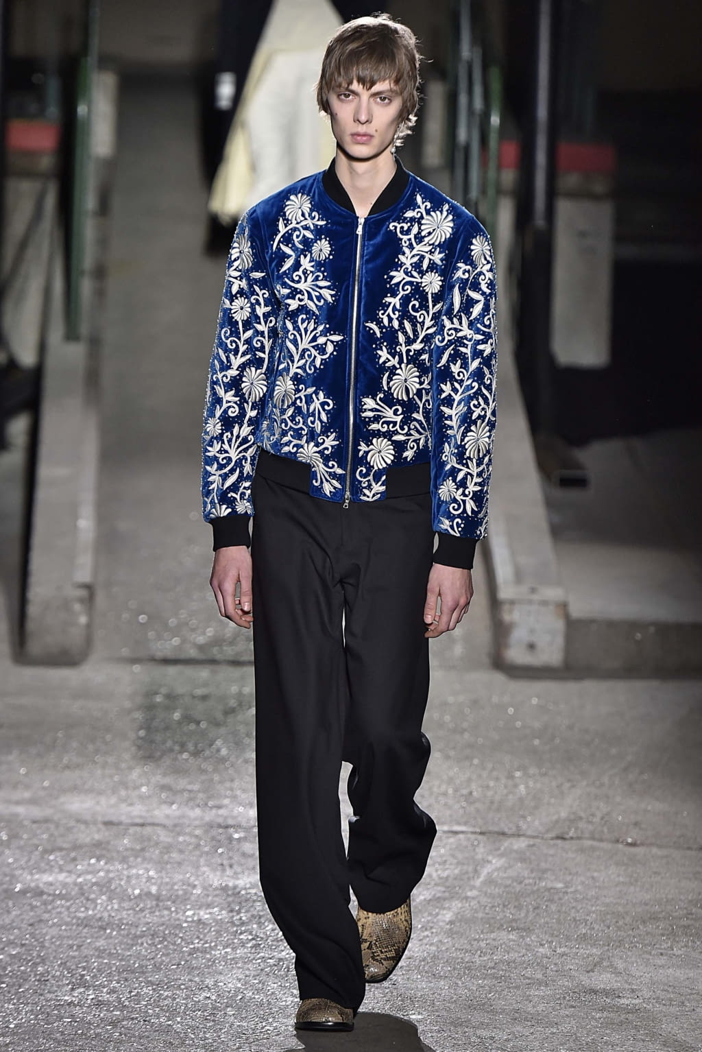 Fashion Week Paris Fall/Winter 2018 look 58 from the Dries Van Noten collection menswear