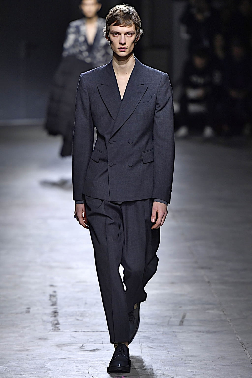 Fashion Week Paris Fall/Winter 2019 look 2 from the Dries Van Noten collection 男装