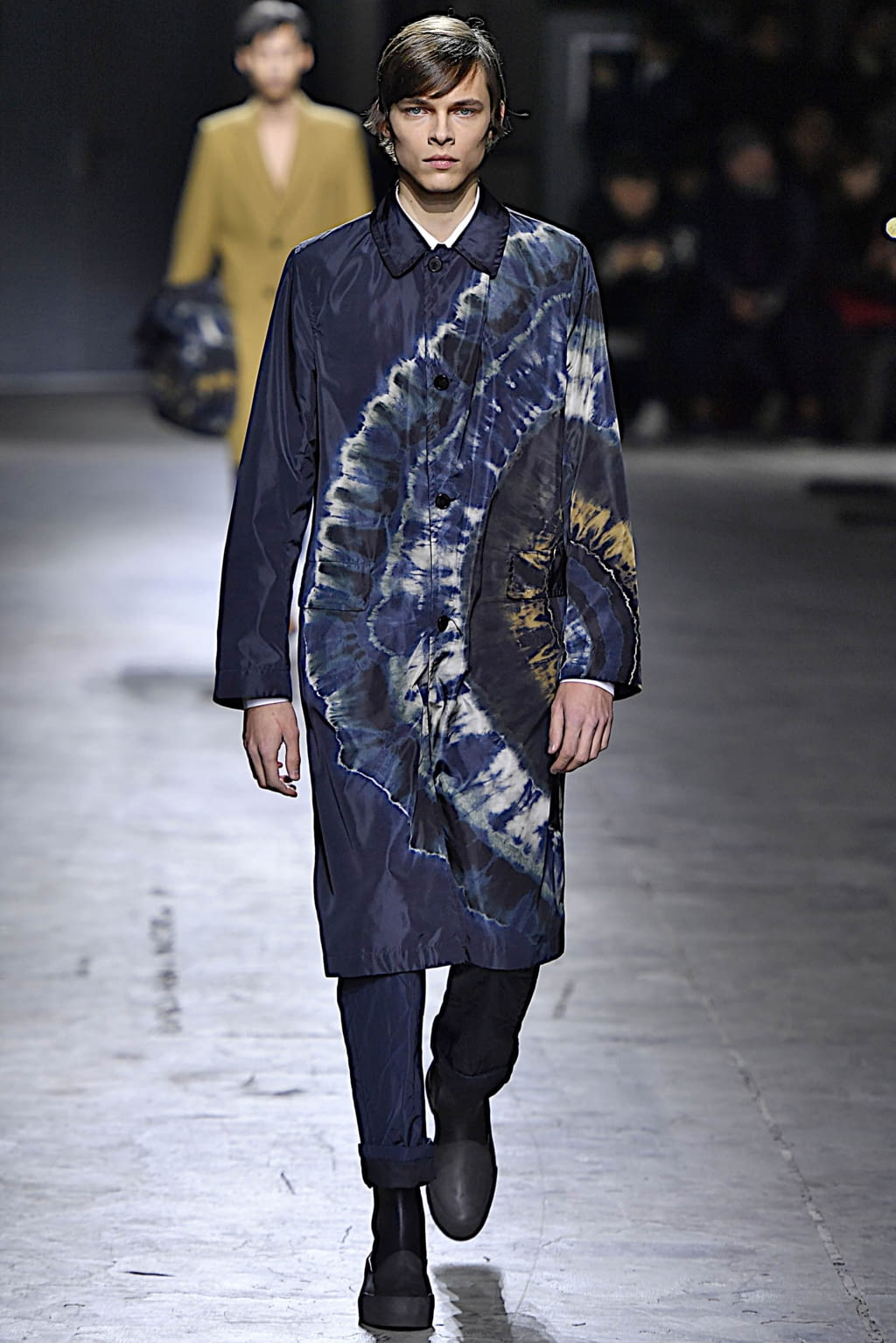 Fashion Week Paris Fall/Winter 2019 look 23 from the Dries Van Noten collection menswear