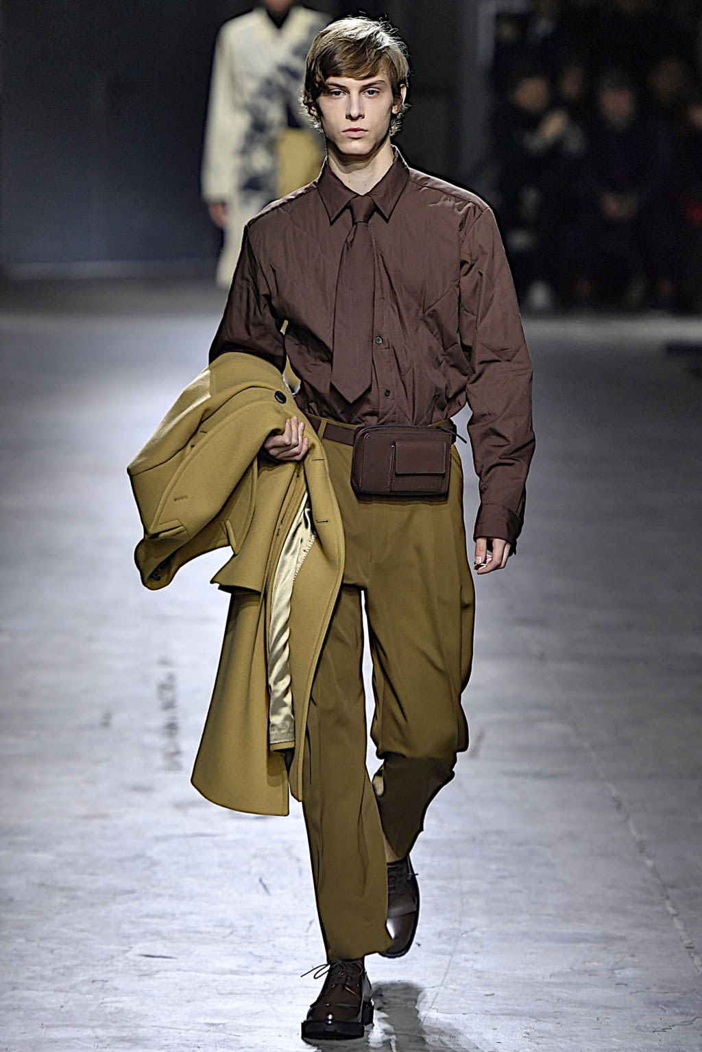 Fashion Week Paris Fall/Winter 2019 look 29 from the Dries Van Noten collection 男装