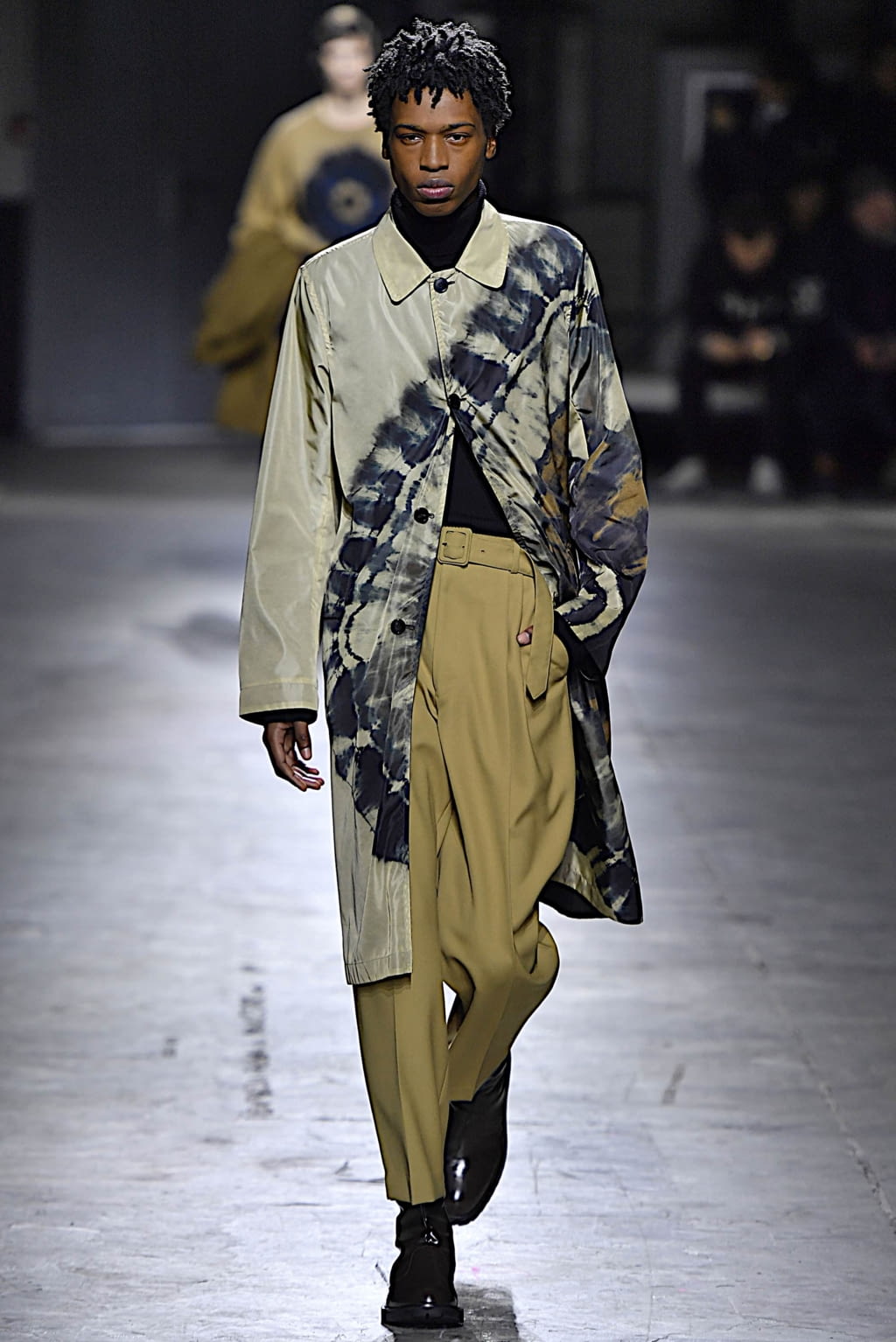 Fashion Week Paris Fall/Winter 2019 look 30 from the Dries Van Noten collection menswear