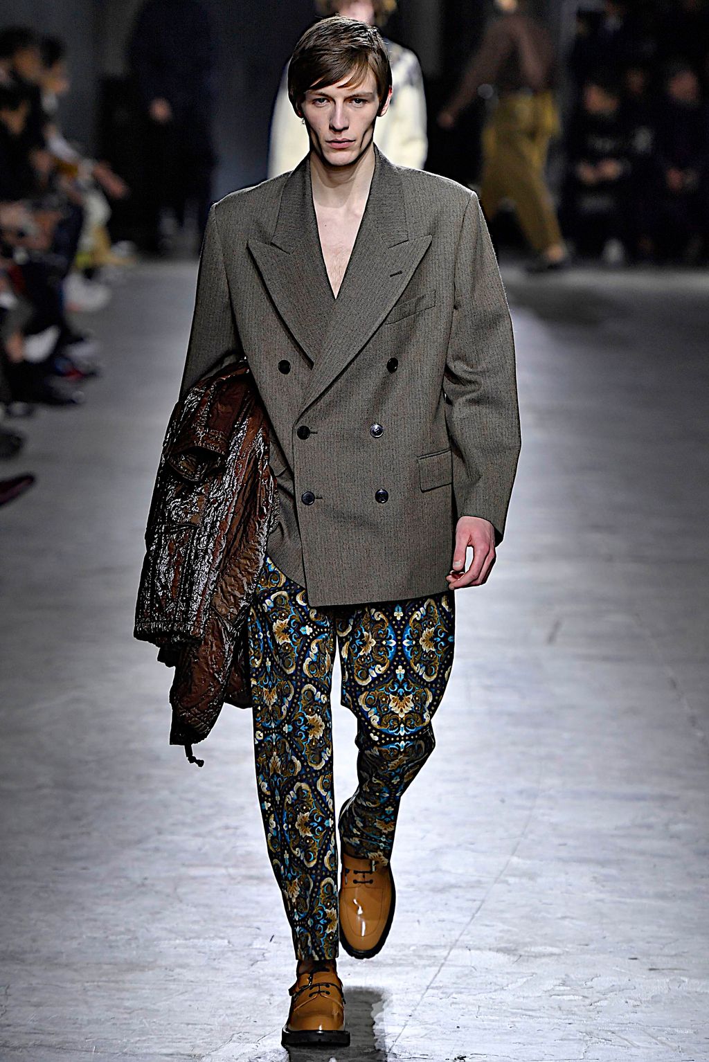 Fashion Week Paris Fall/Winter 2019 look 34 from the Dries Van Noten collection menswear