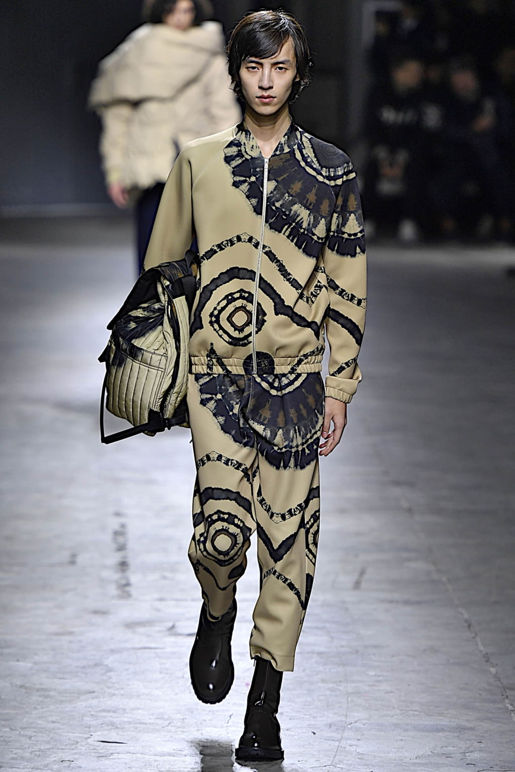 Fashion Week Paris Fall/Winter 2019 look 38 from the Dries Van Noten collection 男装