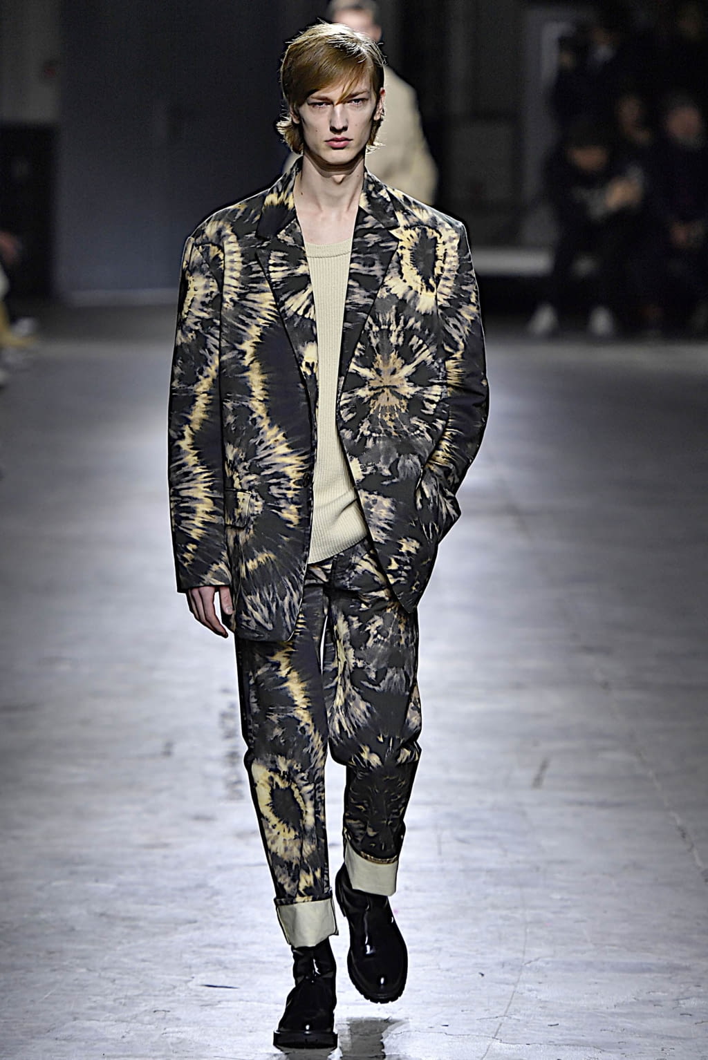 Fashion Week Paris Fall/Winter 2019 look 40 from the Dries Van Noten collection 男装