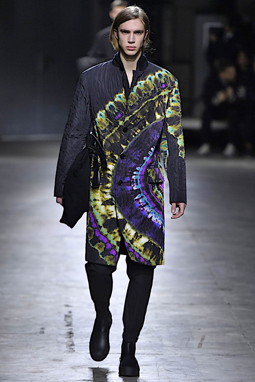 Fashion Week Paris Fall/Winter 2019 look 42 from the Dries Van Noten collection 男装