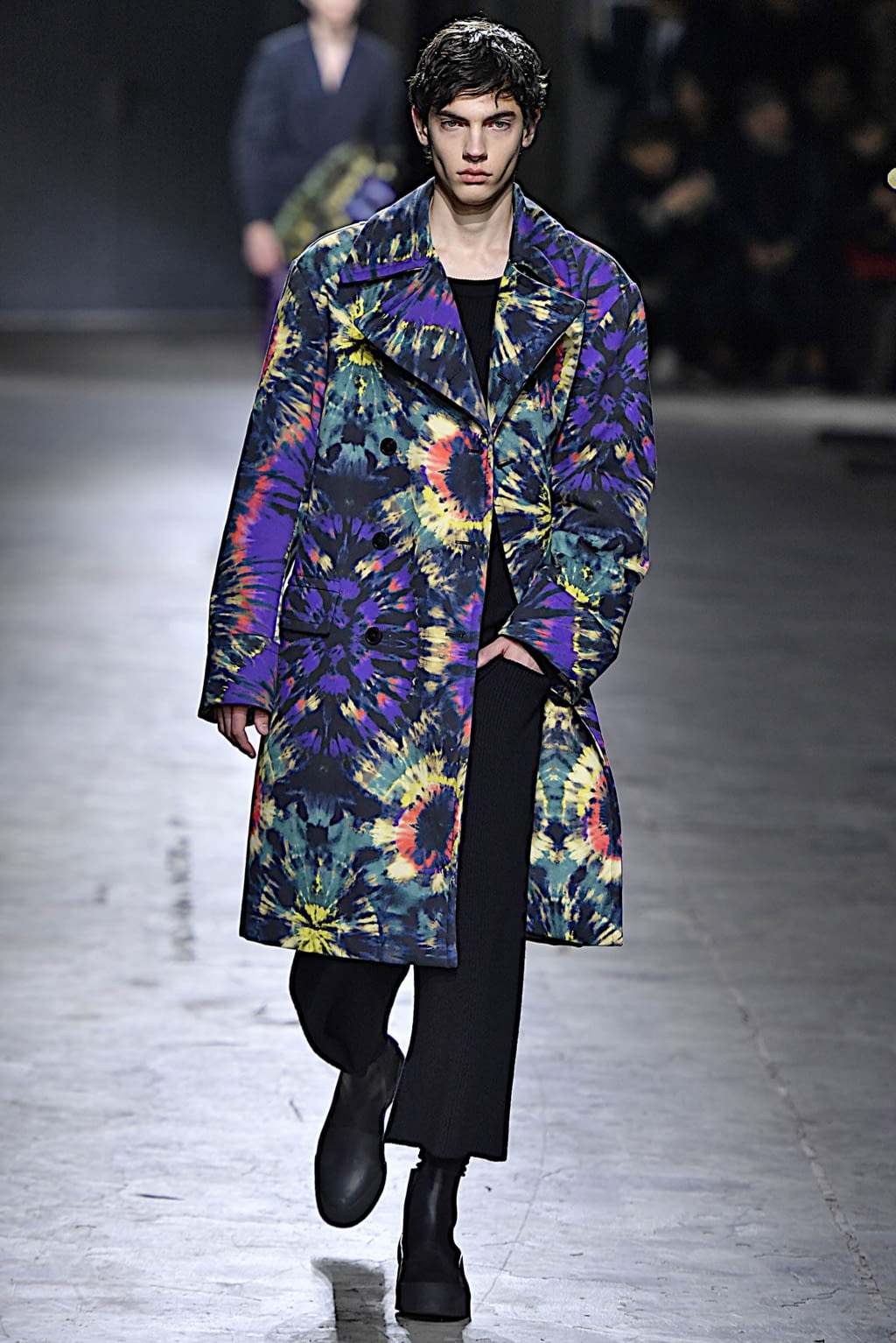 Fashion Week Paris Fall/Winter 2019 look 46 from the Dries Van Noten collection 男装