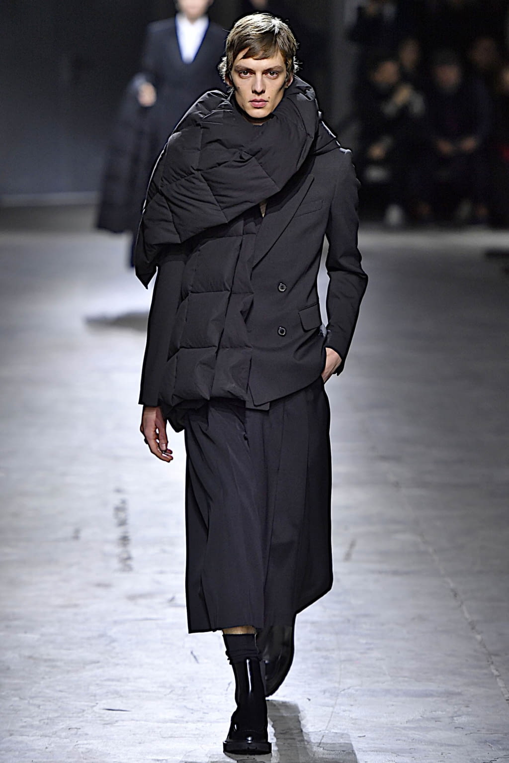 Fashion Week Paris Fall/Winter 2019 look 56 from the Dries Van Noten collection 男装