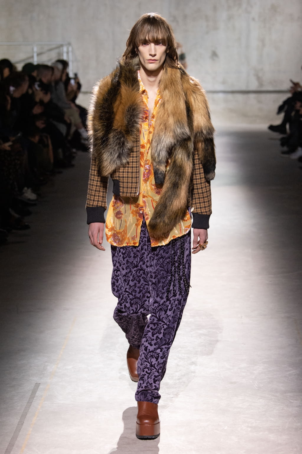 Fashion Week Paris Fall/Winter 2020 look 1 de la collection Dries Van Noten menswear