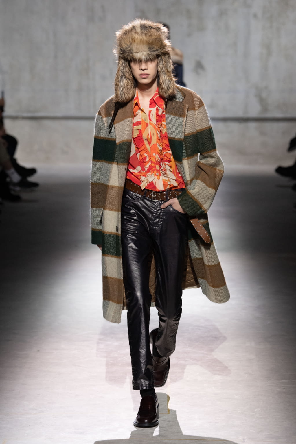Fashion Week Paris Fall/Winter 2020 look 2 from the Dries Van Noten collection 男装
