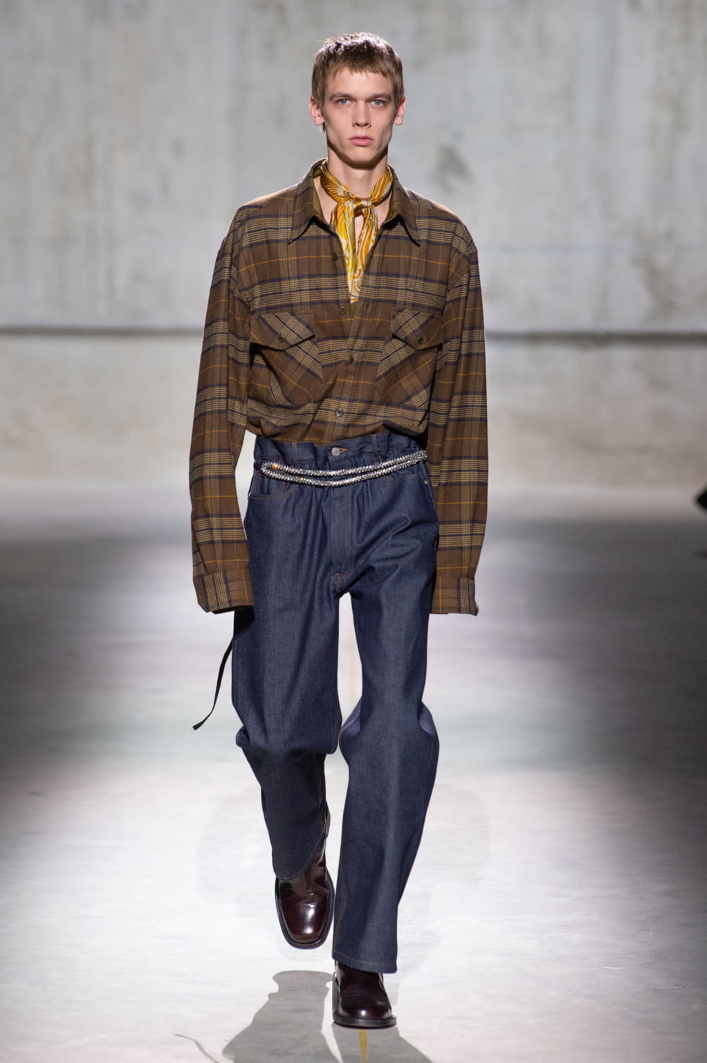 Fashion Week Paris Fall/Winter 2020 look 4 from the Dries Van Noten collection 男装