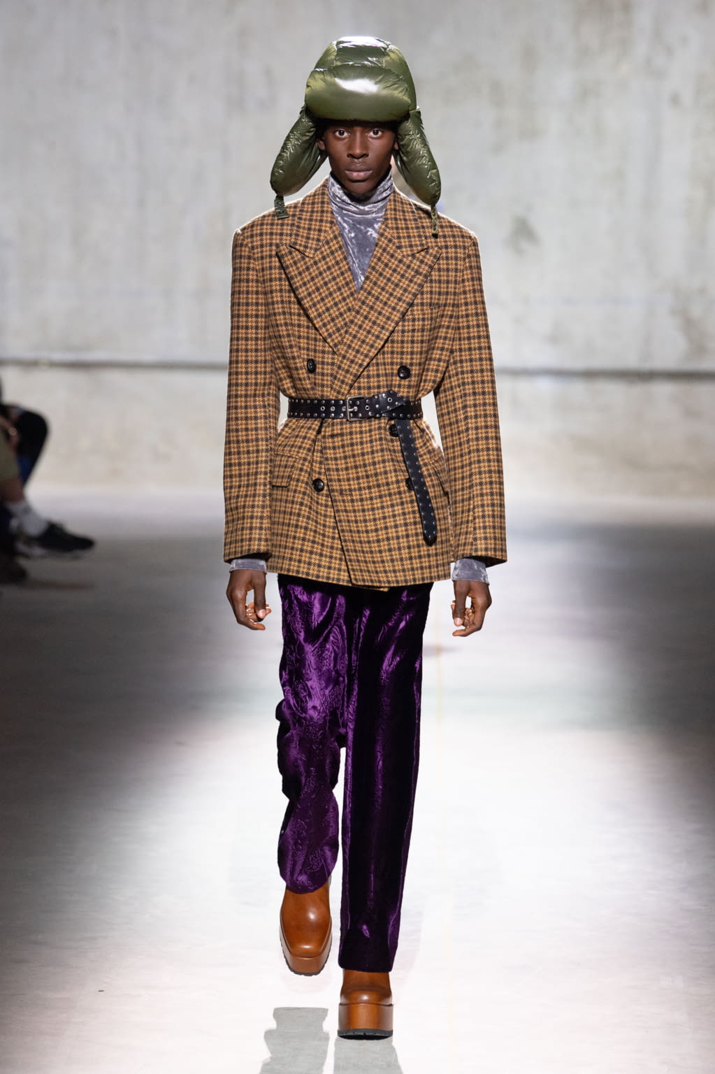 Fashion Week Paris Fall/Winter 2020 look 6 from the Dries Van Noten collection menswear