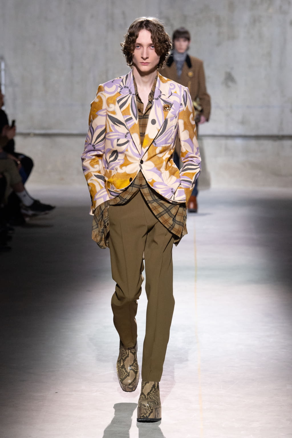 Fashion Week Paris Fall/Winter 2020 look 9 from the Dries Van Noten collection menswear