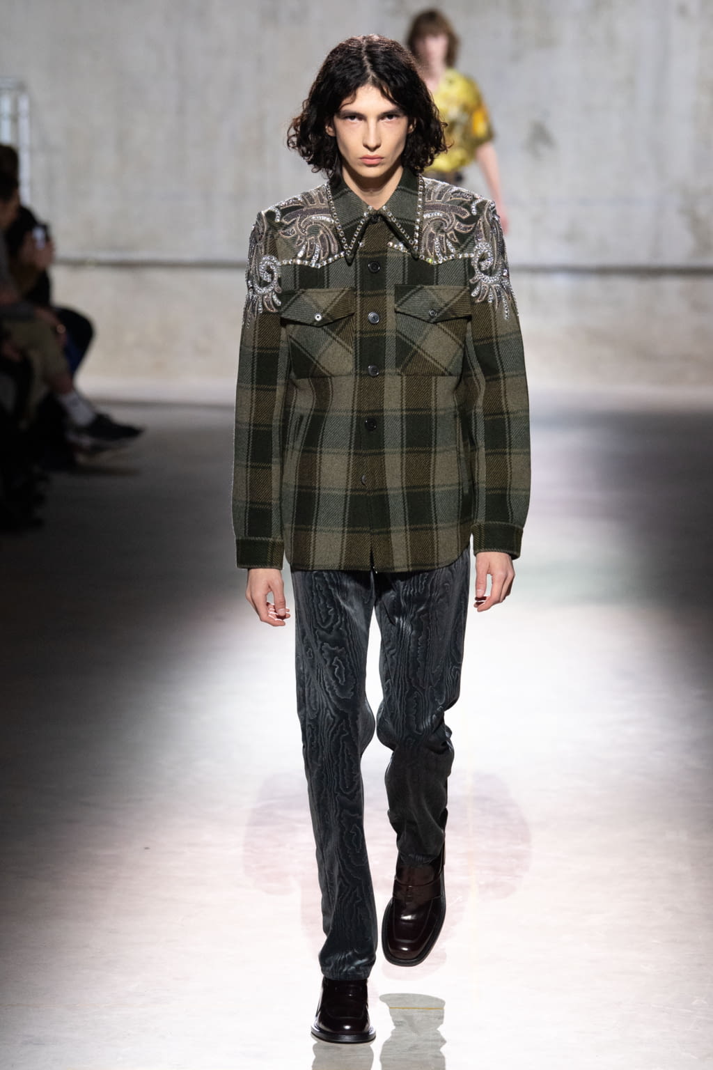 Fashion Week Paris Fall/Winter 2020 look 14 from the Dries Van Noten collection 男装