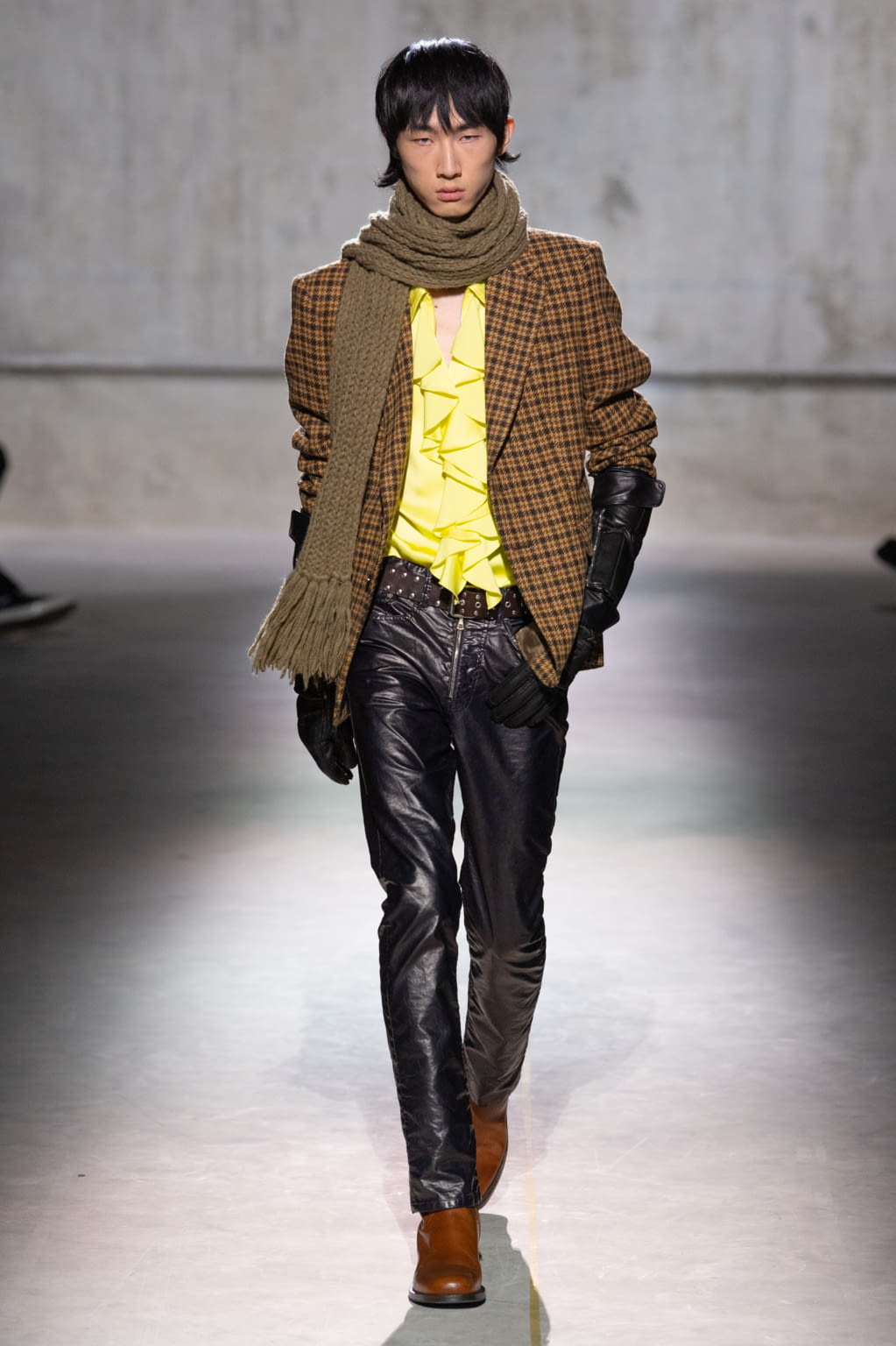 Fashion Week Paris Fall/Winter 2020 look 18 from the Dries Van Noten collection 男装