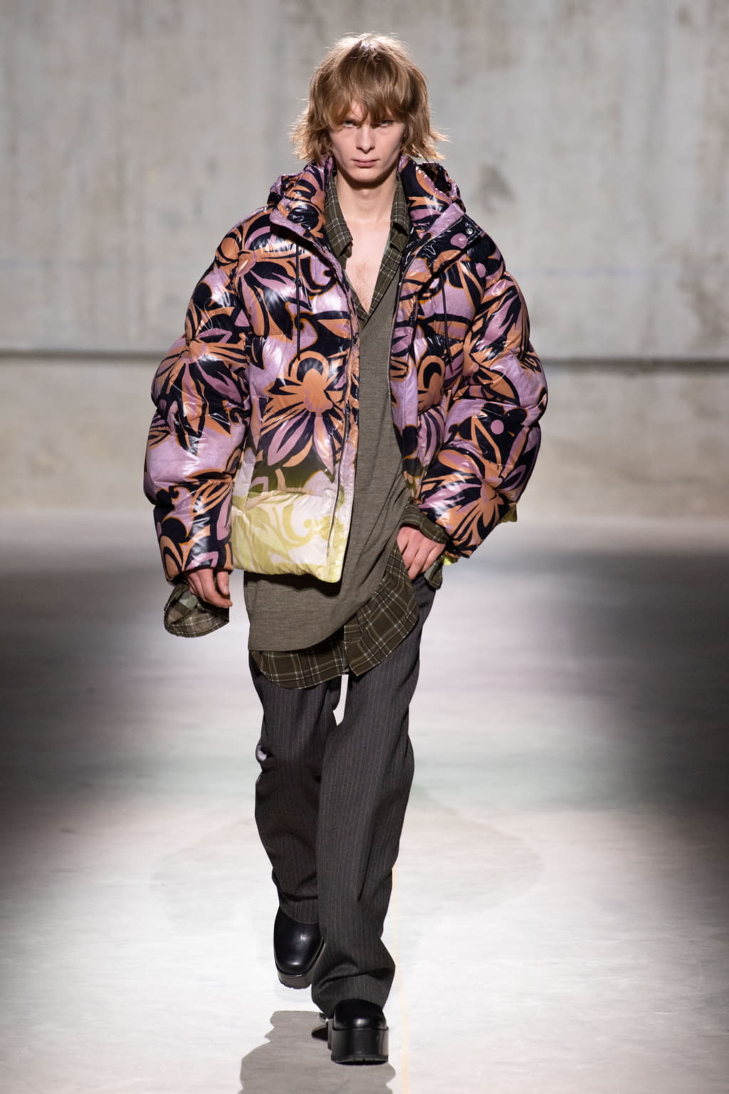 Fashion Week Paris Fall/Winter 2020 look 22 from the Dries Van Noten collection 男装
